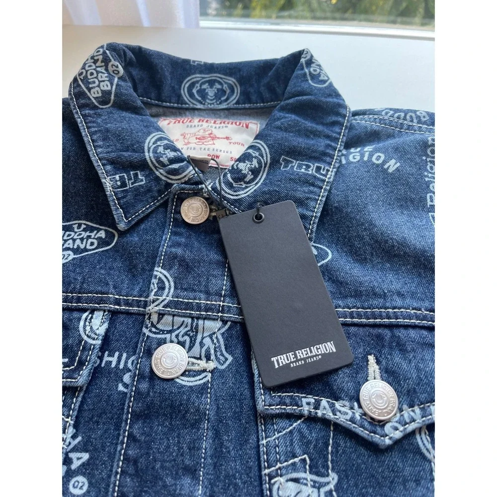 True Religion AOP Logo Denim Trucker Jacket Blue Jean‎ 700703 Mens L NWT